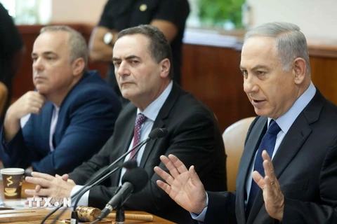 Thủ tướng Israel Benjamin Netanyahu (phải) trong một cuộc họp nội các tại Jerusalem ngày 31/5. (Nguồn: AFP/TTXVN)