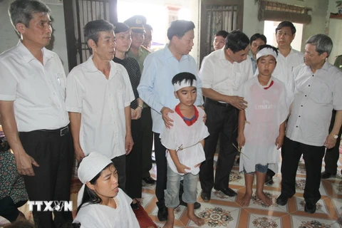 Lãnh đạo tỉnh Bắc Ninh thăm hỏi động viên thân nhân những gia đình có người bị nạn do điện giật. (Ảnh: Thái Hùng/TTXVN)