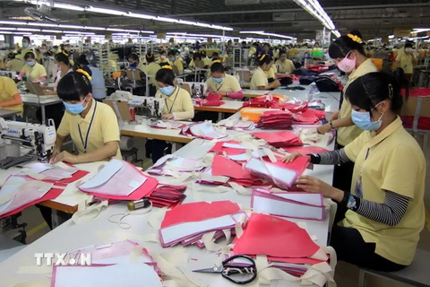 Dây chuyền sản xuất túi xách tại công ty Simone Việt Nam. (Ảnh: Vũ Sinh/TTXVN)