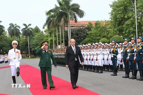 Bộ trưởng Quốc phòng Ngô Xuân Lịch và Bộ trưởng Quốc phòng Pháp Jean - Yves Le Drian duyệt đội danh dự Quân đội nhân dân Việt Nam. (Ảnh: Trọng Đức/TTXVN)