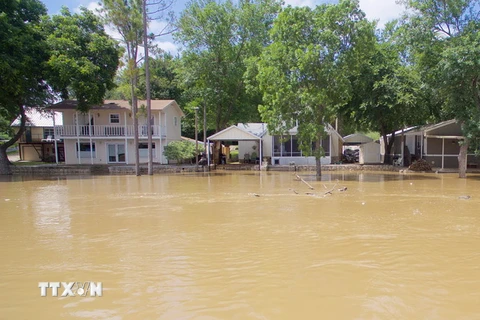Mưa lớn gây ngập lụt tại Granbury, bang Texas ngày 4/6. (Nguồn: EPA/TTXVN)