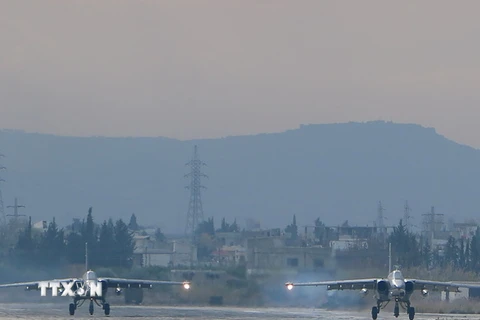 Máy bay chiến đấu Sukhoi Su-24 của Nga tại căn cứ quân sự Hmeimin thuộc tỉnh Latakia, miền tây bắc Syria ngày 16/12. (Nguồn: AFP/TTXVN)