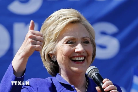 Ứng cử viên đảng Dân chủ, cựu Ngoại trưởng Mỹ Hillary Clinton phát biểu trước những người ủng hộ trong chiến dịch tranh cử tại Los Angeles, bang California (Mỹ) ngày 6/6. (Nguồn: EPA/TTXVN)