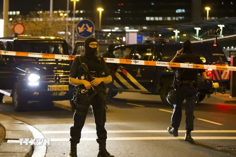 Cảnh sát gác bên ngoài sân bay Schiphol ở Amsterdam ngày 12/4. (Nguồn: AFP/TTXVN)