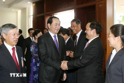 Chủ tịch nước Trần Đại Quang đến thăm, nói chuyện với cán bộ, nhân viên Đại sứ quán Việt Nam và đại diện cộng đồng Việt kiều đang học tập, làm ăn, sinh sống tại Lào. (Ảnh: Nhan Sán/TTXVN)