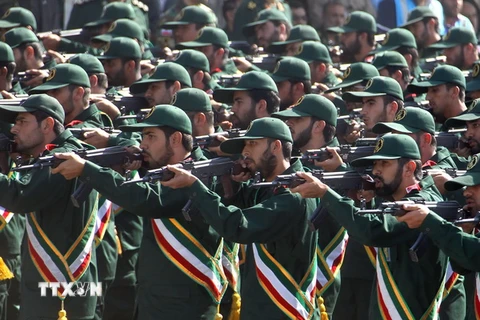 Lực lượng Vệ binh Cách mạng Hồi giáo Iran (IRGC) tại một buổi lễ diễu binh. (Nguồn: AFP/TTXVN)
