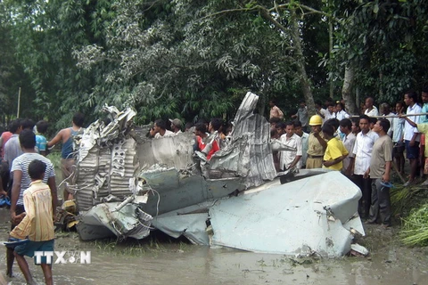 Máy bay tiêm kích MiG-27 của không quân Ấn Độ đã bị rơi xuống làng Moinagudi,cách thành phố Kolkata (Ấn Độ) tháng 7/2010. (Nguồn: AFP/TTXVN)