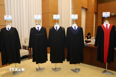 Trang phục mới của Thẩm phán do Tòa án nhân dân giới thiệu xin ý kiến tại phiên họp. (Ảnh: Phương Hoa/TTXVN)