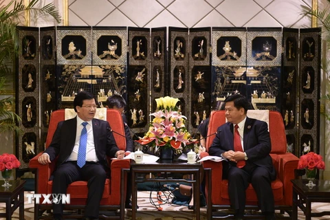 Phó Thủ tướng Trịnh Đình Dũng và Bí thư Tỉnh ủy Vân Nam Lý Kỷ Hằng tại buổi gặp. (Ảnh: Hải Yến/TTXVN)