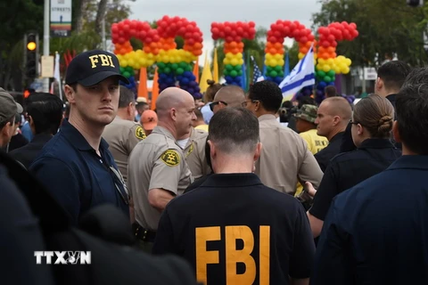 Nhân viên FBI theo dõi cuộc diễu hành của người đồng tính tại Tây Hollywood, California ngày 12/6. (Nguồn: AFP/TTXVN)