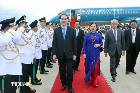 Lễ đón Chủ tịch nước Trần Đại Quang và Phu nhân tại sân bay Quốc tế Phnom Penh. (Ảnh: Nhan Sáng/TTXVN)