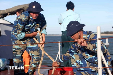 Tàu HQ211 đã rời cầu cảng Hải đội 2 (Bộ đội Biên phòng tỉnh Nghệ An) để tìm kiếm cứu nạn. (Ảnh: Thanh Tùng/TTXVN)