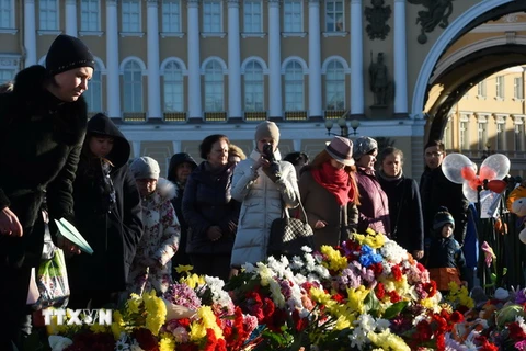 Tưởng niệm các nạn nhân vụ rơi máy bay ở bán đảo Sinai, Ai Cập, tại quảng trường St. Petersburg ngày 3/11. (AFP/TTXVN)