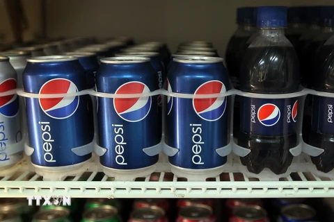 Các chai và lon soda Pepsi bày bán tại một cửa hàng ở Miami, bang Florida (Mỹ) ngày 22/3. (Nguồn: AFP/TTXVN)