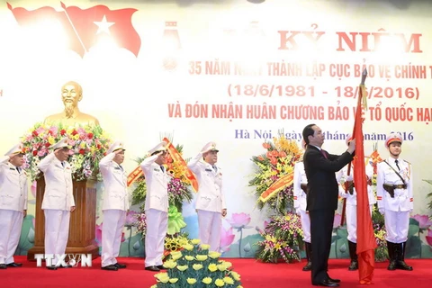 Chủ tịch nước Trần Đại Quang tới dự Lễ kỷ niệm 35 năm Ngày thành lập và trao tặng Huân chương Bảo vệ Tổ quốc hạng Nhất cho Cục Bảo vệ Chính trị II, Tổng cục An ninh, Bộ Công an. (Ảnh: Nhan Sáng/TTXVN)