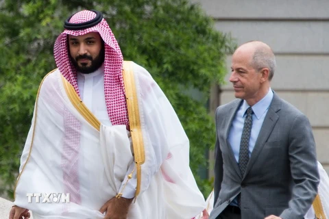 Bộ trưởng Quốc phòng Saudi Arabia, Mohammed bin Salman (phải) tới Nhà Trắng ngày 17/6. (Nguồn: AFP/TTXVN)