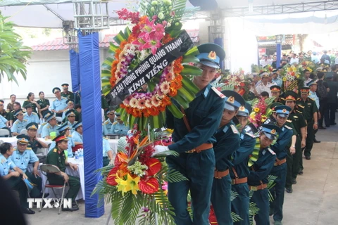 Vòng hoa mang dòng chữ "Đồng chí Đại tướng Phùng Quang Thanh" kính viếng Đại tá Trần Quang Khải. (Ảnh: Tá Chuyên/TTXVN)