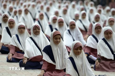 Hàng trăm sinh viên Hồi giáo Ấn Độ tham gia lớp học yoga tại Ahmedabad ngày 15/6. (Nguồn: AFP/TTXVN)