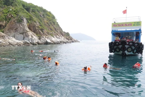 Tàu du lịch đưa du khách ra tắm biển giữa vịnh Nha Trang. (Ảnh: Tiên Minh/TTXVN)