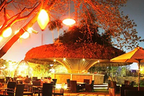 Quầy bar ngoài trời tại Làng văn hóa du lịch và ẩm thực Nắng sông Hồng. (Nguồn: nangsonghong.com)