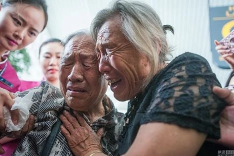 Hai chị em không cầm được nước mắt khi gặp nhau sau 73 năm. (Nguồn: CCTVNews)