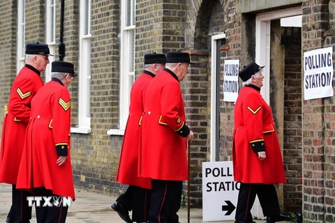 Cử tri Anh bỏ phiếu trưng cầu ý dân ở Chelsea, Tây London, ngày 23/6. (Nguồn: AFP/TTXVN)