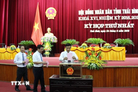 Các đại biểu bỏ phiếu bầu các chức danh lãnh đạo chủ chốt HĐND, UBND tỉnh Thái Bình. (Ảnh: Xuân Tiến/TTXVN)