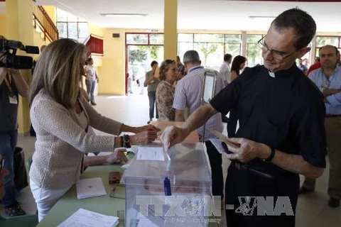 Cử tri Tây Ban Nha bỏ phiếu tại Madrid ngày 26/6. (Nguồn: EPA/TTXVN)