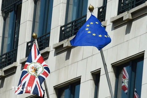 Cờ Anh (trái) và cờ EU (phải). (Nguồn: AFP/TTXVN)