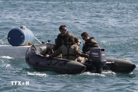 Các chuyên gia về bom mìn của Hải quân Pháp thực hiện nhiệm vụ phá thiết bị nổ trong cuộc tập trận tại Port-Vendres (Pháp) ngày 23/5. (Nguồn: AFP/TTXVN)