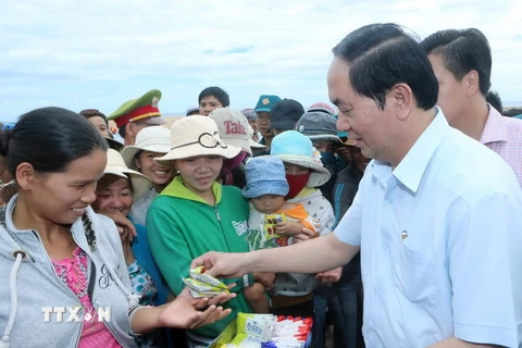 Chủ tịch nước Trần Đại Quang đến thăm hỏi và tặng quà cho bà con ngư dân khu phố Phú Thọ 3, phường Hoà Hiệp Trung, huyện Đông Hoà. (Ảnh: Nhan Sáng/TTXVN)