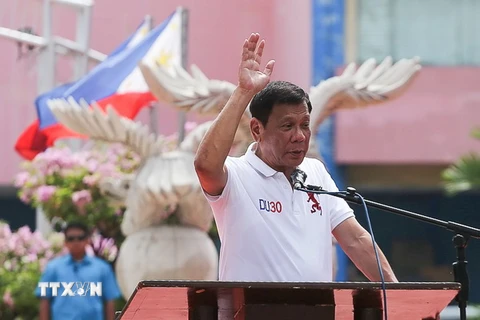 Tổng thống Philippines mới đắc cử Rodrigo Duterte phát biểu trong chuyến thăm thành phố Davao trên đảo Mindanao, miền nam Philippines ngày 27/6. (Nguồn: AFP/TTXVN)