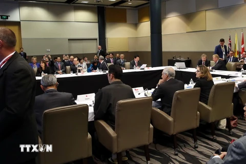 Bộ trưởng Thương mại và Kinh tế của 12 nước thành viên TPP tới tham dự lễ ký kết ở Auckland, New Zealand ngày 3/2. (Nguồn: AFP/TTXVN)