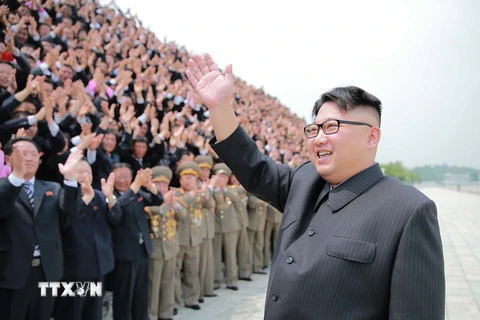 Nhà lãnh đạo Triều Tiên Kim Jong-Un (phải) ngày 28/6. (Nguồn: Yonhap/TTXVN)