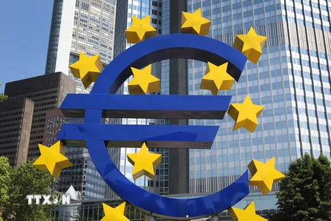 Biểu tượng ECB tại trụ sở cũ ở Frankfurt am Main, miền tây Đức ngày 24/6. (Nguồn: AFP/TTXVN)