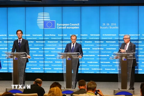 Chủ tịch Hội đồng châu Âu Donald Tusk (giữa), Chủ tịch Ủy ban châu Âu Jean-Claude Juncker (phải) và Thủ tướng Hà Lan Mark Rutte tại cuộc họp báo sau hội nghị Thượng đỉnh EU. (Nguồn: THX/TTXVN)