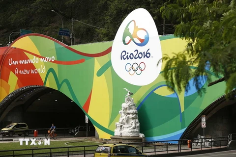 Ápphích quảng cáo Thế vận hội mùa Hè Olympic 2016 tại thành phố Rio de Janeiro ngày 28/6. (Nguồn: EPA/TTXVN)