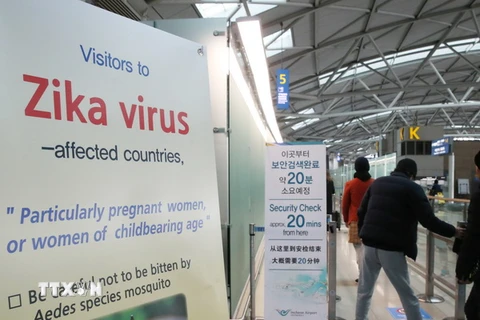 Bảng thông báo về virus Zika tại sân bay Incheon, phía tây Seoul ngày 22/3. (Nguồn: Yonhap/TTXVN)
