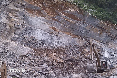 Hiện trường vụ sập mỏ đá tại bản Pọong, xã Phú Nghiêm, huyện Quan Hóa. (Ảnh: Hoa Mai/TTXVN)