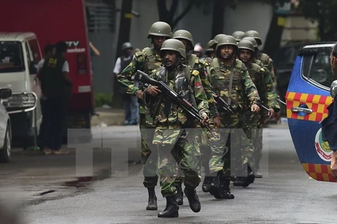 Binh sỹ Bangladesh rà soát tại hiện trường vụ tấn công và bắt cóc con tin ở nhà hàng Holey Artisan Bakery ngày 2/7. (Nguồn: AFP/TTXVN)