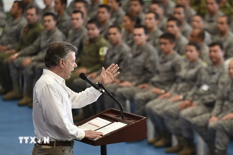 Tổng thống Colombia Juan Manuel Santos (trái) trong cuộc gặp với các binh sỹ không quân Colombia tại Melgar, Tolima ngày 27/6. (Nguồn: THX/TTXVN)