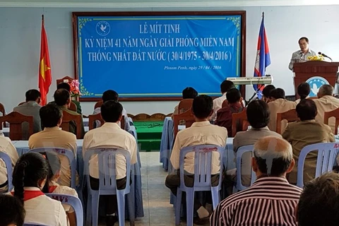 Người Việt tại Campuchia kỷ niệm ngày giải phóng miền Nam. (Ảnh: Xuân Khu/Vietnam+)