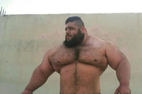 Vận động viên nâng tạ Iran Sajad Gharibi với thân hình cơ bắp. (Nguồn: ibtimes.co.uk)