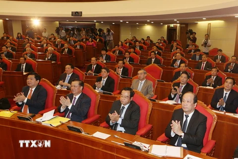 Các lãnh đạo Đảng, Nhà nước và các đại biểu dự Hội nghị. (Ảnh: Trí Dũng/TTXVN)