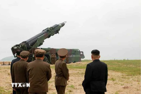 Nhà lãnh đạo Triều Tiên Kim Jong-un (phải) quan sát vụ thử tên lửa đạn đạo chiến lược đất đối đất tầm trung Hwasong-10. (Nguồn: Yonhap/TTXVN)