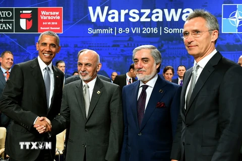 Tổng thống Mỹ Barack Obama, Tổng thống Afghanistan Ashraf Ghani, Nhà điều hành cấp cao Afghanistan Abdullah Abdullah và Tổng thư ký NATO Jens Stoltenberg tại Hội nghị thượng đỉnh NATO ở Warsaw, Ba Lan ngày 9/7. (Nguồn: AFP/TTXVN)