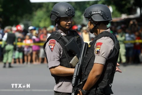 Cảnh sát Indonesia phong tỏa hiện trường một vụ tấn công. (Nguồn: EPA/TTXVN)