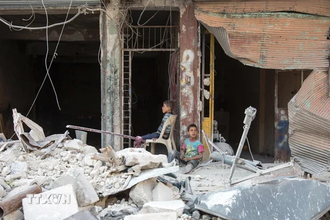 Nhà cửa bị phá hủy trong cuộc giao tranh ở khu vực Tariq al-Bab, Aleppo ngày 6/7. (Nguồn: AFP/TTXVN)