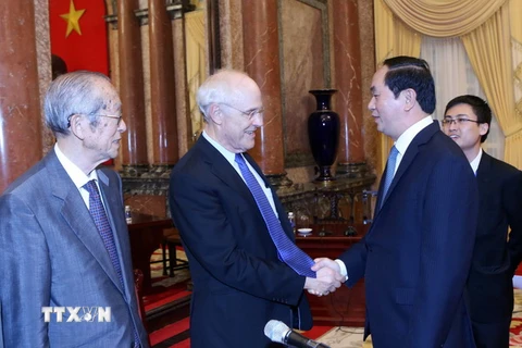 Chủ tịch nước Trần Đại Quang với các giáo sư từng đạt gải Nobel. (Ảnh: Nhan Sáng/TTXVN)