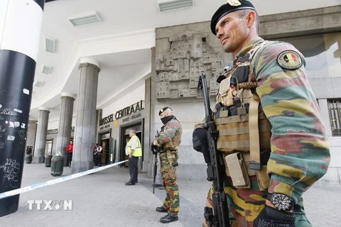 Binh sỹ Bỉ tuần tra tại khu vực phía trước nhà ga Gare Centrale ở thủ đô Brussels ngày 19/6. (Nguồn: EPA/TTXVN)